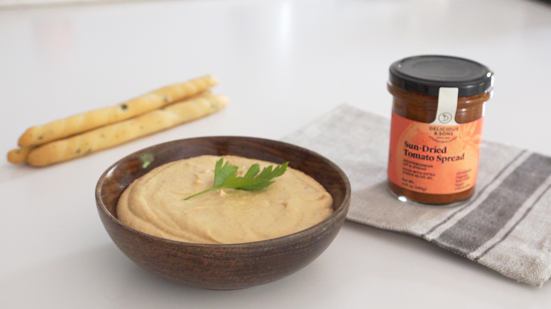 Hummus with sundried tomato Delicious & Sons