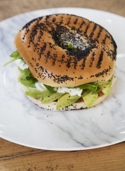 bagel-burrata-aguacate-pesto-rosso