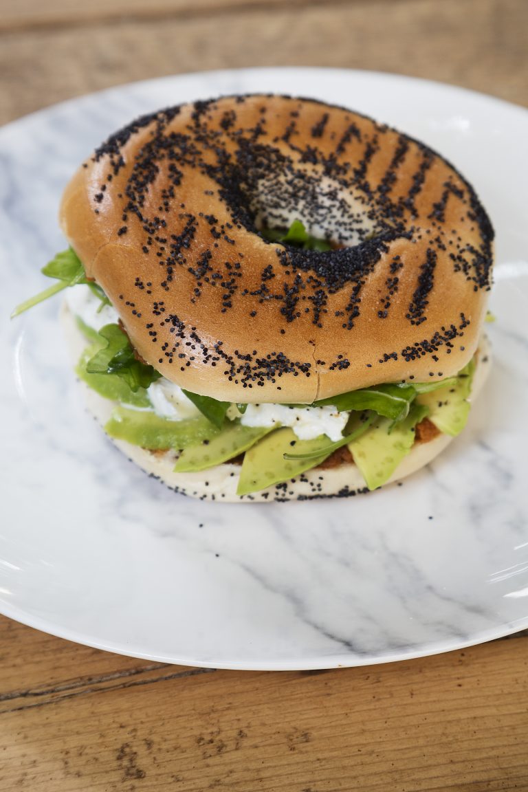 Bagel de Burrata y Aguacate por Sergi Ferrer — Delicious & Sons