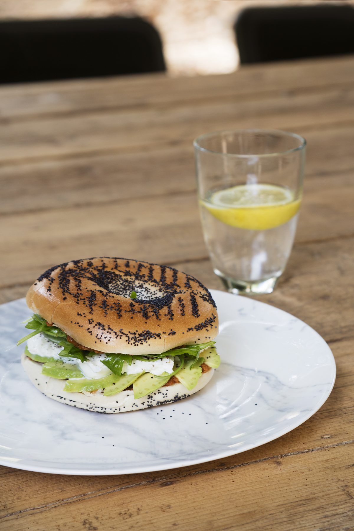 Bagel de Burrata y Aguacate por Sergi Ferrer — Delicious & Sons