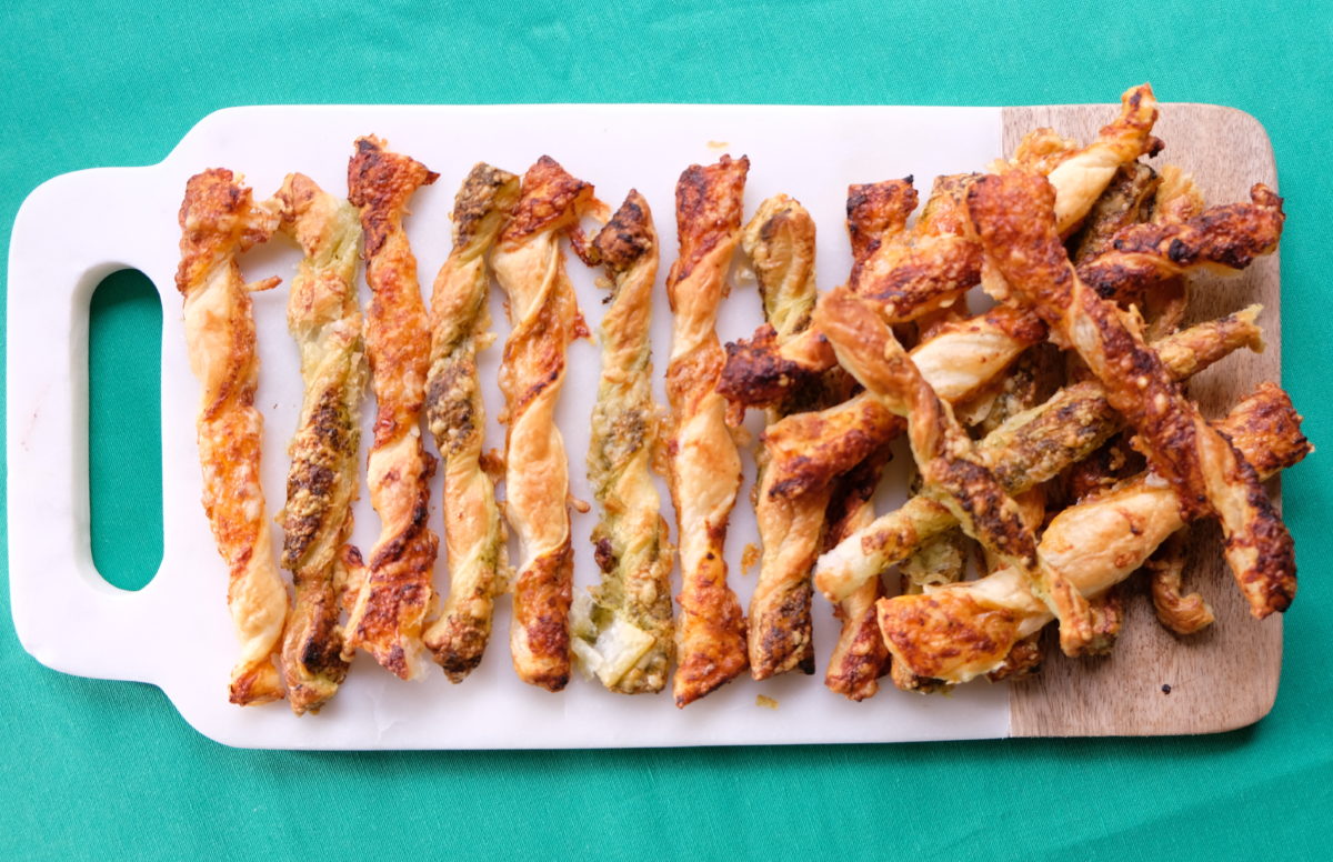 Palitos de Parmesano y Salsas de Pesto Navideños