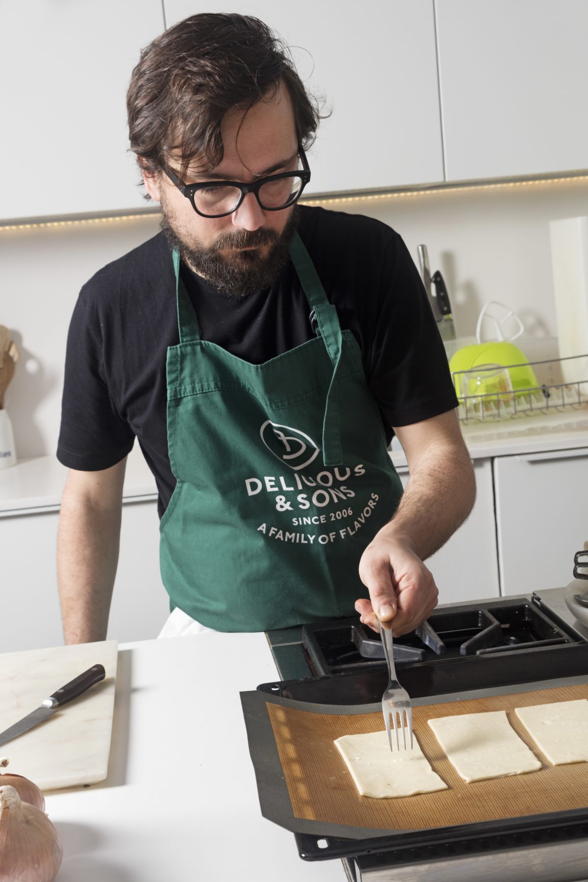 Coca con Bacalao, Cebolla Confitada, Paté Picante de Aceitunas Negras y Crema Balsámica de Módena — Delicious & Sons