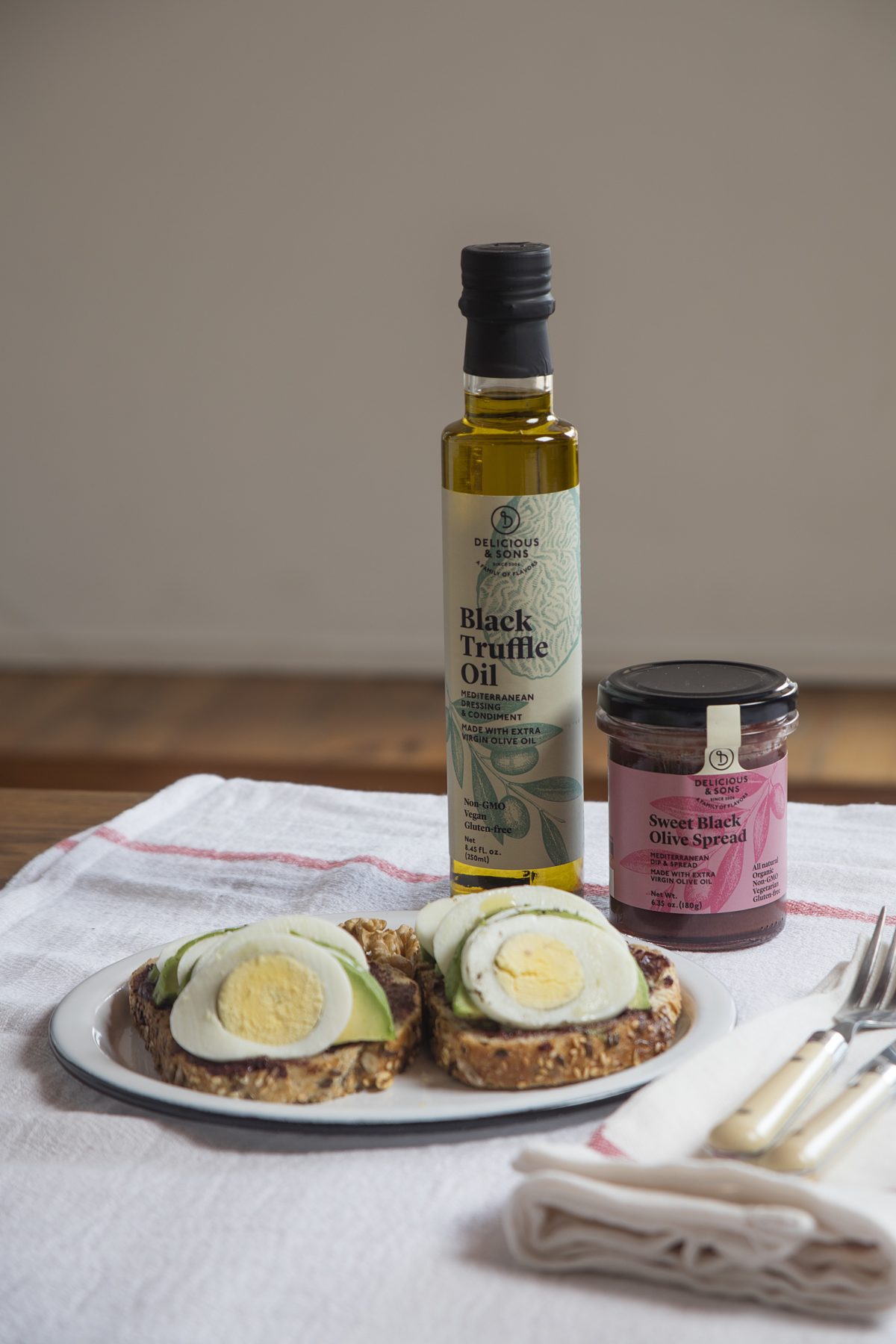 Tostada de Aguacate, Huevo Duro, Paté Dulce de Aceitunas Negras y Aceite de Trufa Negra por Dorotea