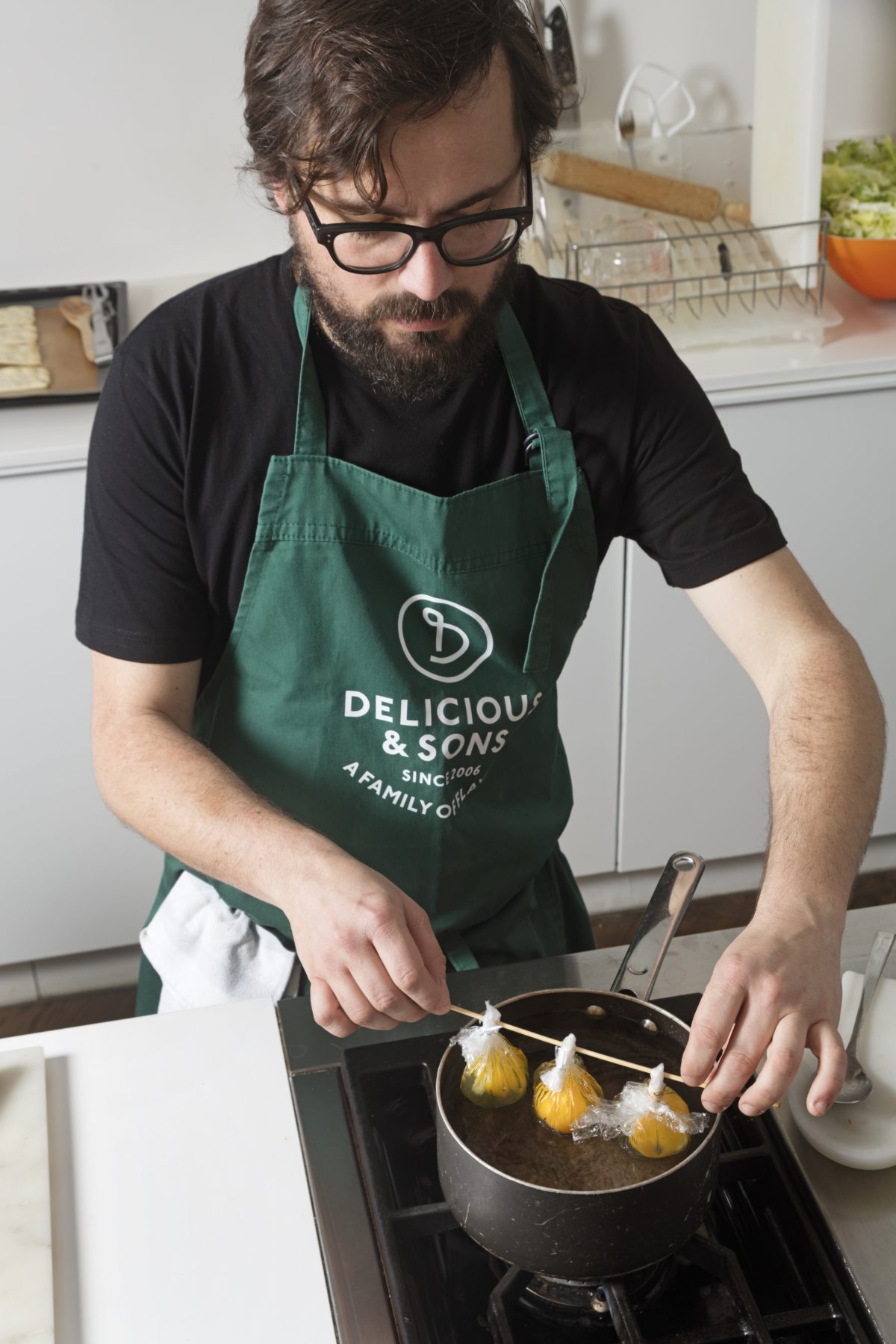 Cocinando Con Manel Guirado, Profesor de Cocina, Sumiller y Autor — Delicious & Sons