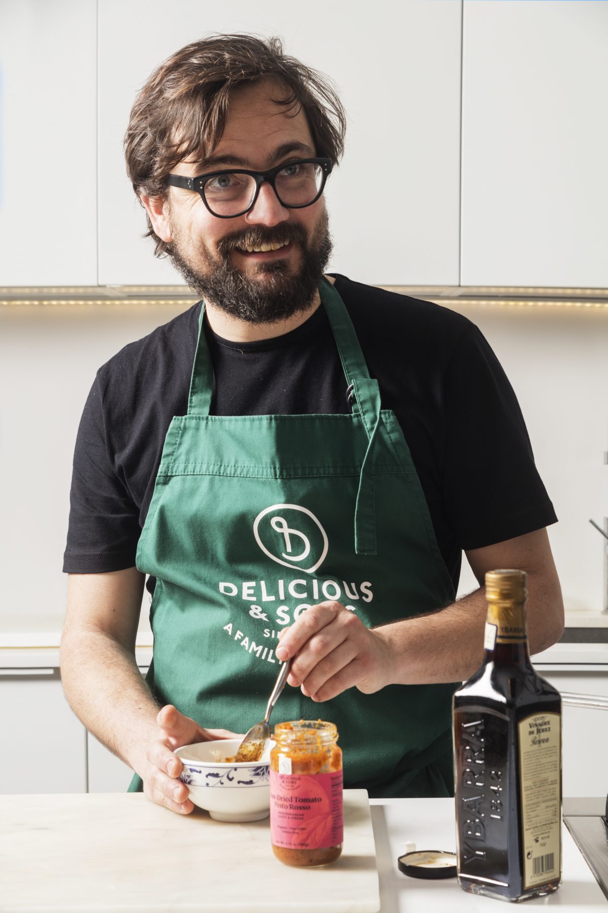 Cocinando Con Manel Guirado, Profesor de Cocina, Sumiller y Autor — Delicious & Sons