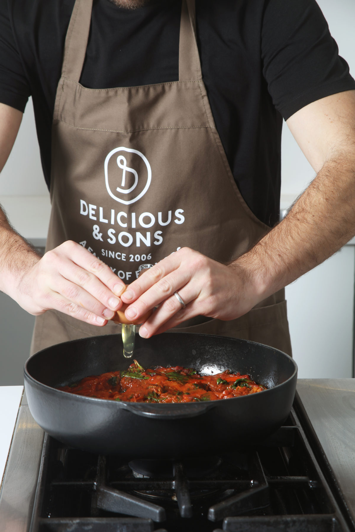 Shakshuka con Espinacas, Salsa Puttanesca y Paté de Tomates Secos por Alberto Rey — Delicious & Sons