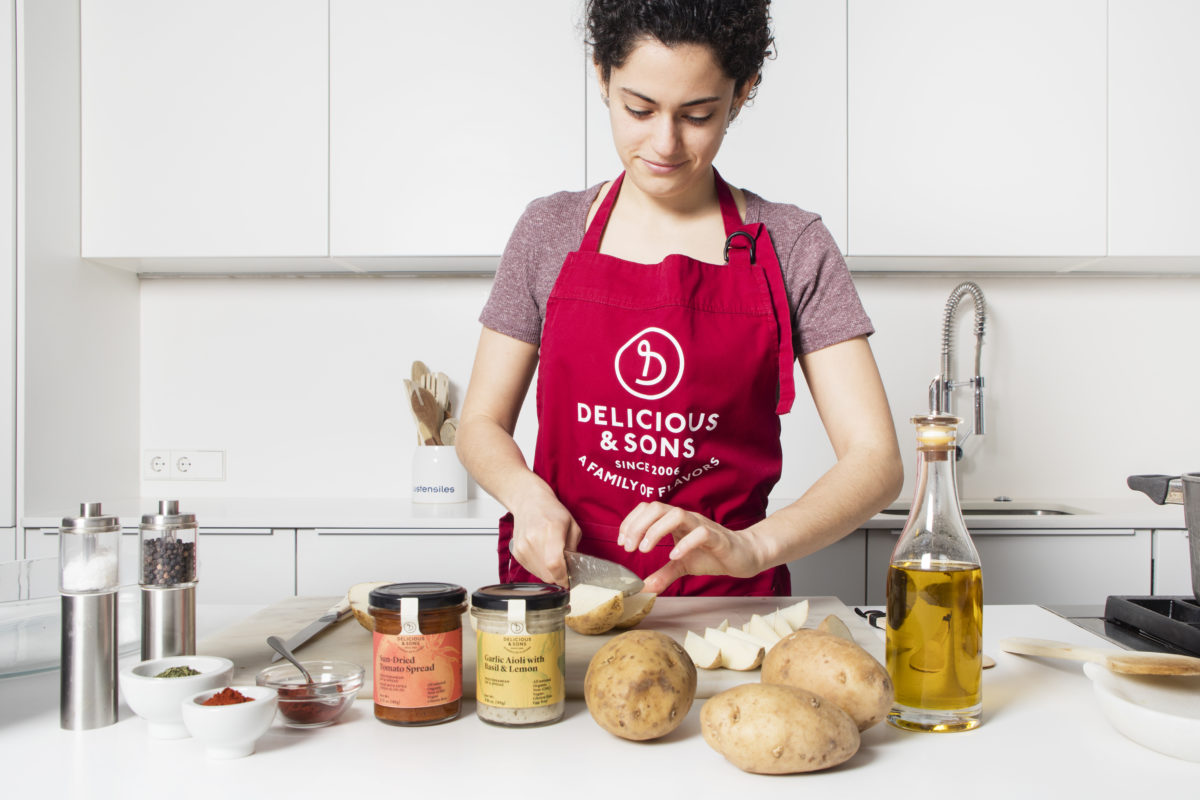 Patatas Bravas con Alioli de Albahaca y Limón y Paté de Tomates Secos por Míriam Fabà — Delicious & Sons