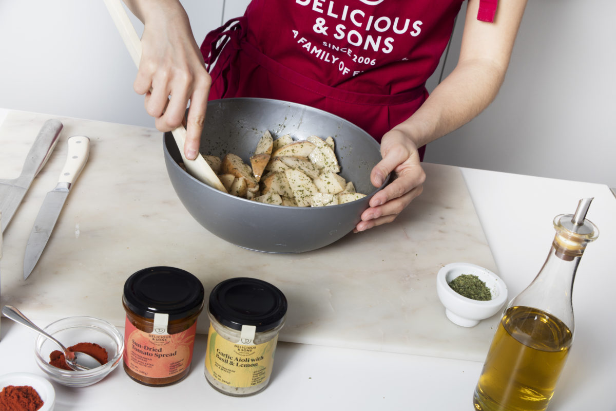 Patatas Bravas con Alioli de Albahaca y Limón y Paté de Tomates Secos por Míriam Fabà — Delicious & Sons