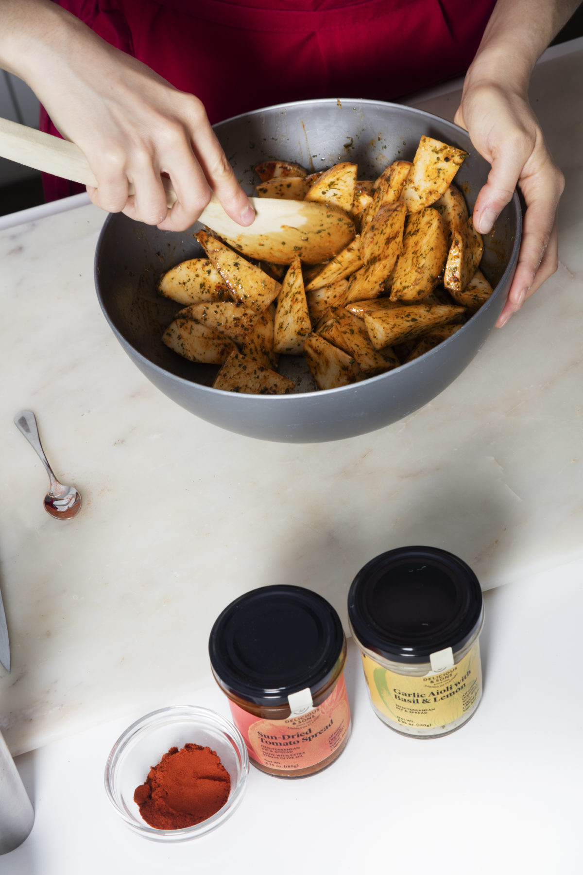 Patatas Bravas con Alioli de Albahaca y Limón y Paté de Tomates Secos por Míriam Fabà — Delicious & Sons