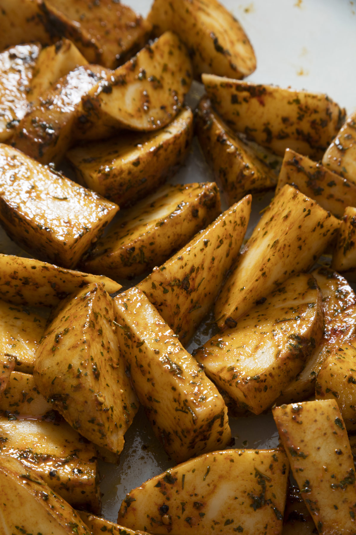 Patatas Bravas con Alioli de Albahaca y Limón y Paté de Tomates Secos por Míriam Fabà — Delicious & Sons