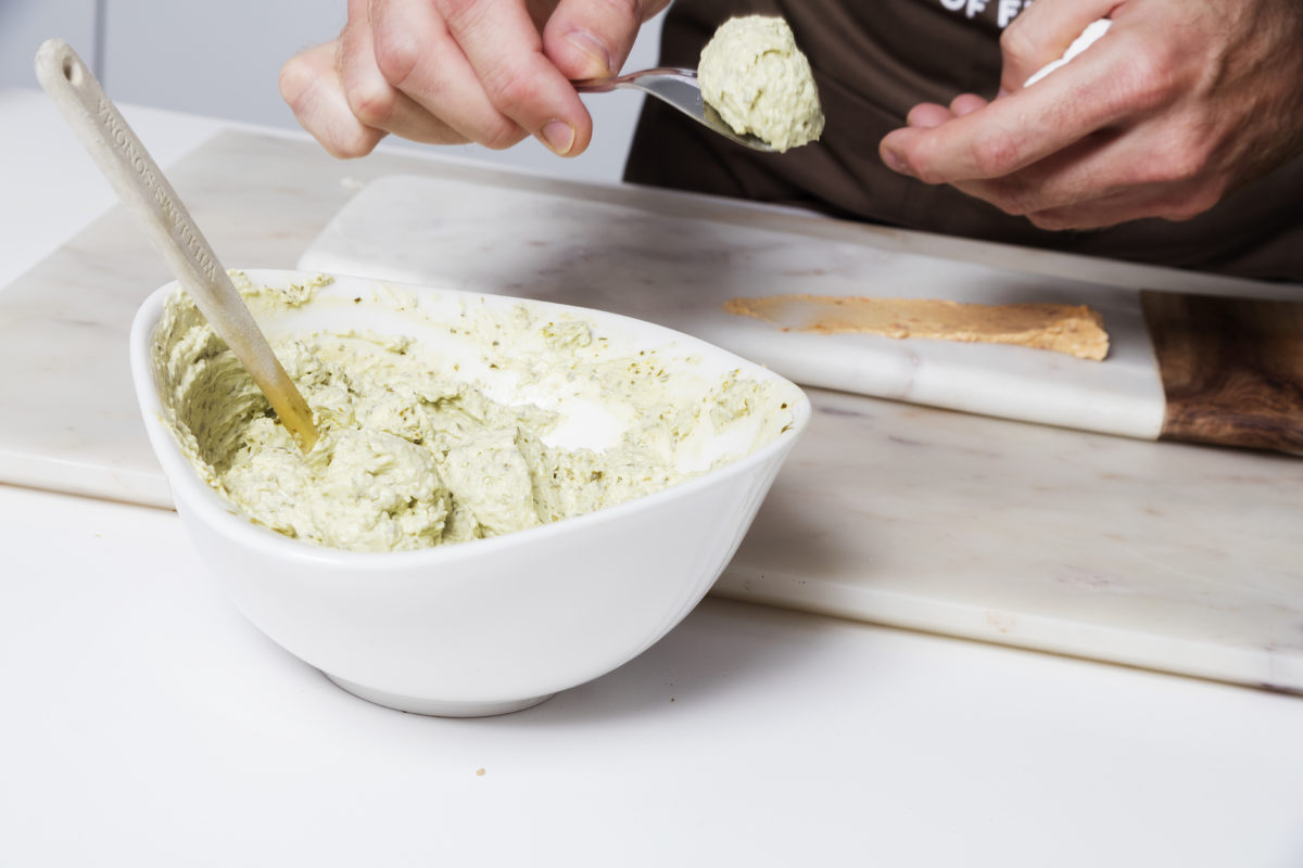 Queso Cremoso con Pesto de Albahaca — Delicious & Sons