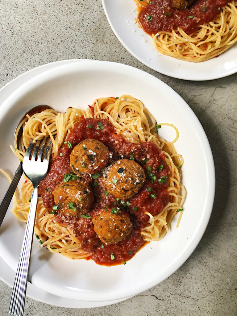 Albóndigas de Lentejas Rojas con Salsa de Tomate y Setas Porcini por Marisa Ford — Delicious & Sons