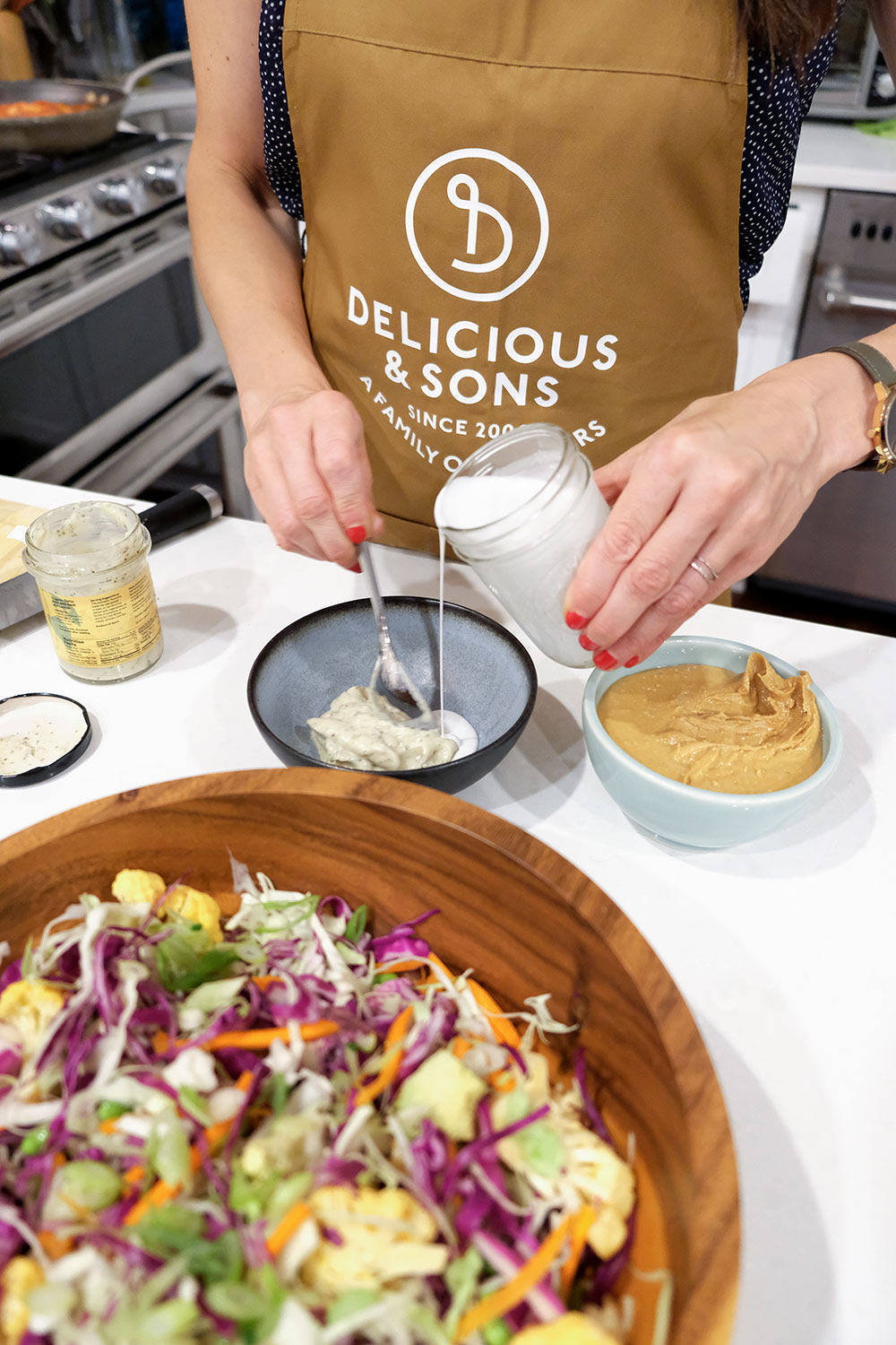 Ensalada con Aliño Picante de Cacahuete y Alioli por Courtney Zoffness — Delicious & Sons