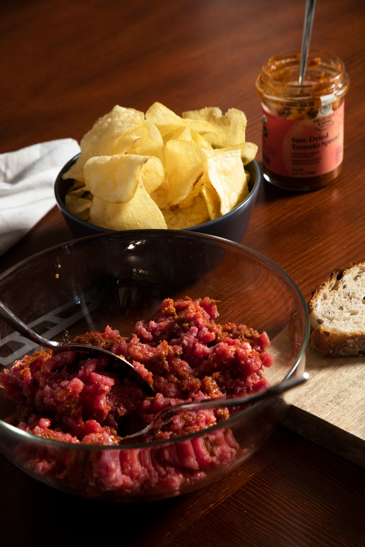 Sun-Dried Tomato Spread Burger by Isabel Tutusaus — Delicious & Sons