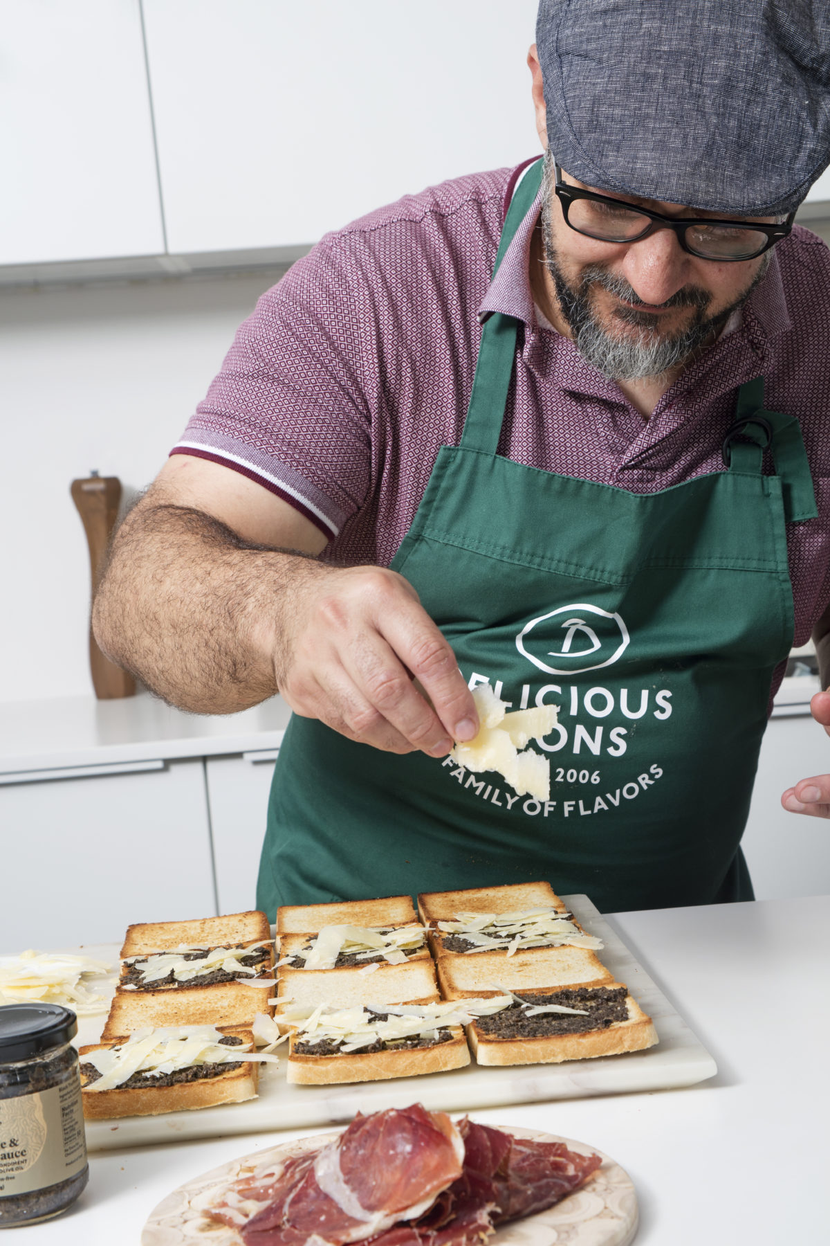 Cocinando con Dani Guerrero “Pantxeta” – Chef y Coleccionista de Libros de Cocina — Delicious & Sons