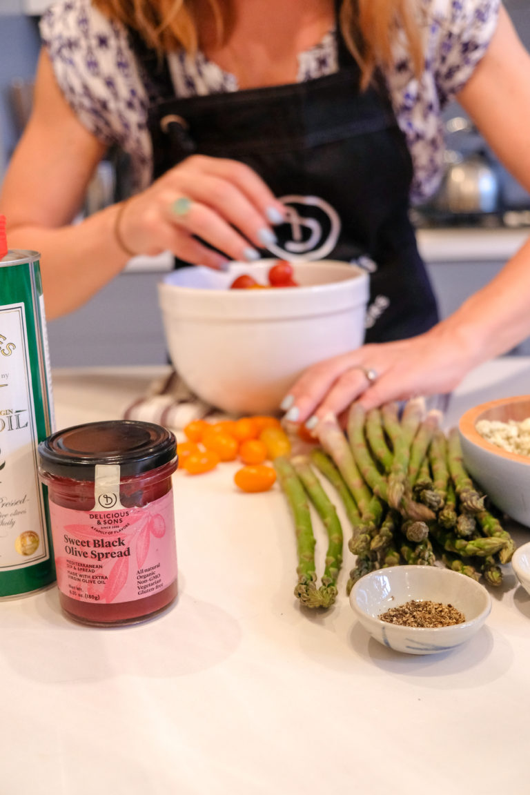 Espárragos y Tomate con Paté Dulce de Aceitunas — Delicious & Sons