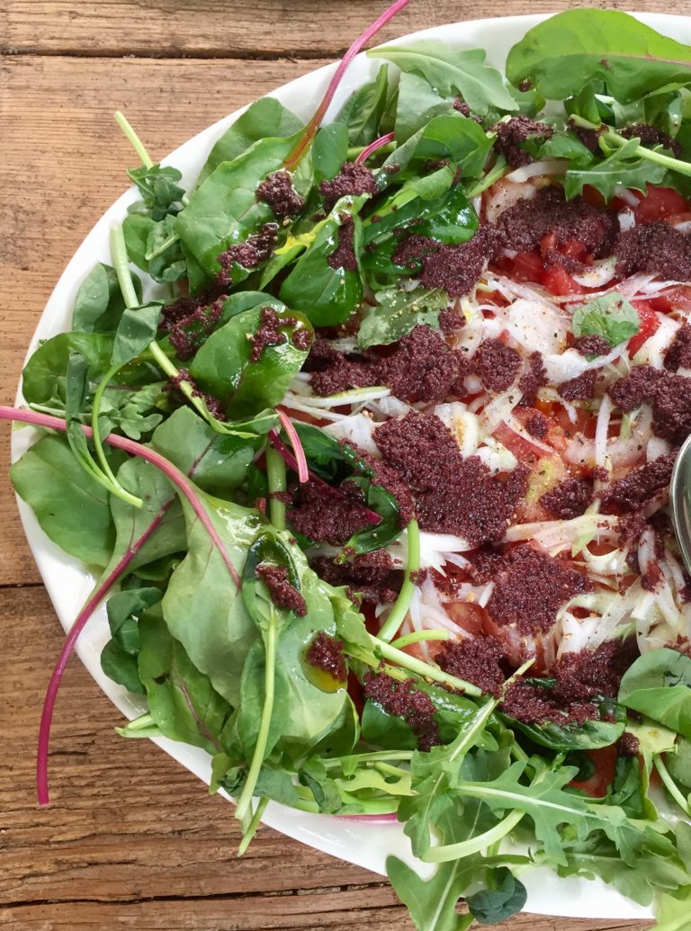 Ensalada de Tomate con Paté Picante de Aceitunas Negras por Mónica Navarro — Delicious & Sons