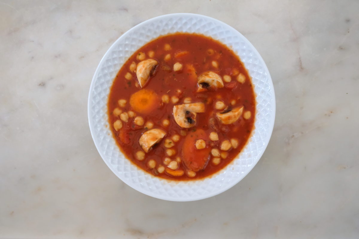 Estofado de Garbanzos con Tomate y Verduras por Mónica Navarro — Delicious & Sons