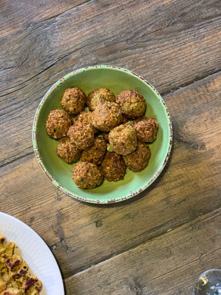 Falafel con Alioli de Albahaca inspirado por Yotam Ottolenghi — Delicious & Sons